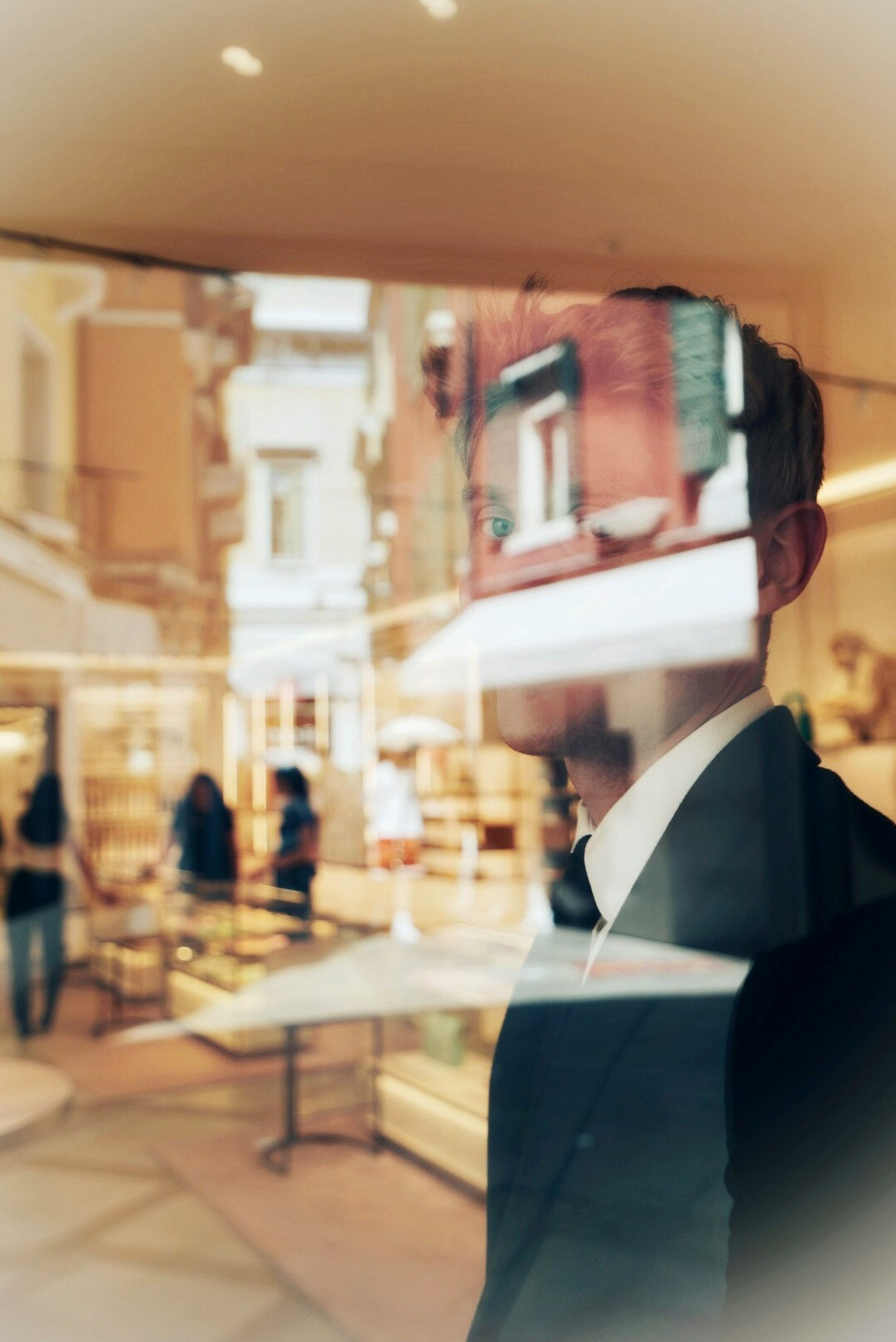 detective watching retail store