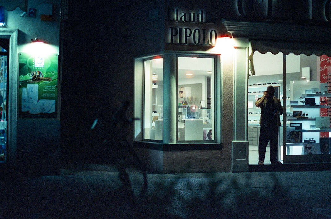 store detective catching thief